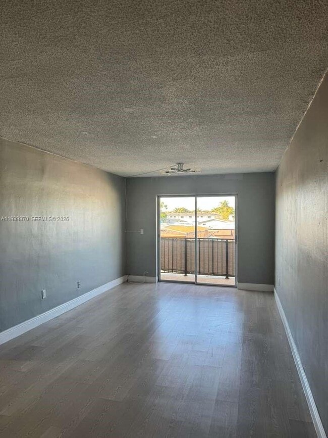 Building Photo - 1305 W 26th Pl