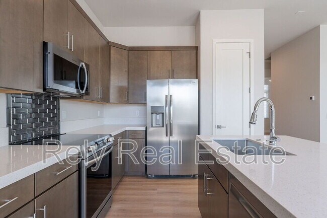 Building Photo - 6050 E Hidden Valley Dr