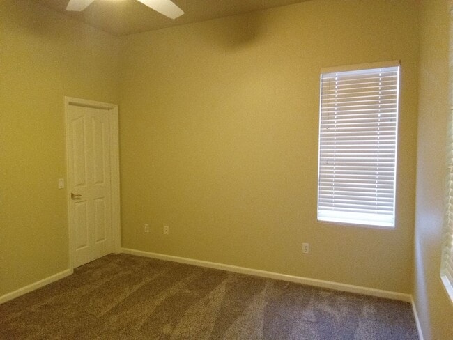 Building Photo - Gated: Single Story Heritage Oaks 3 Bedroom Plus Office/Den 3 Car Garage with lots of built in fo...