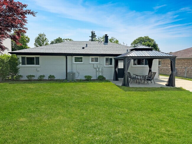 Building Photo - 1023 S Wolf Rd