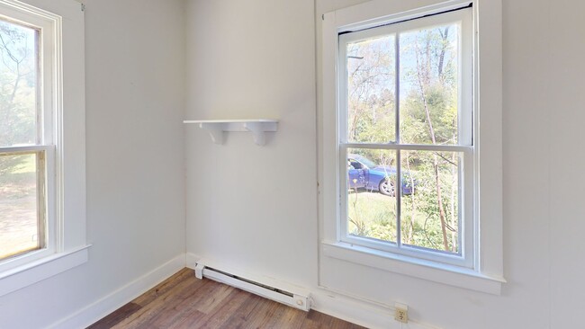 Building Photo - Country living near Crozet!