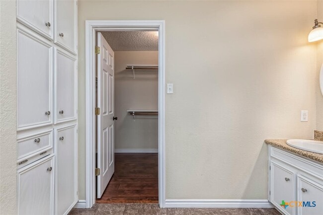 Building Photo - 1102 August Dr