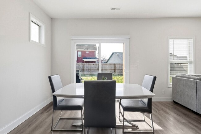 Building Photo - 3 Bedroom 2 1/2 Bath Home For Rent Near Post!