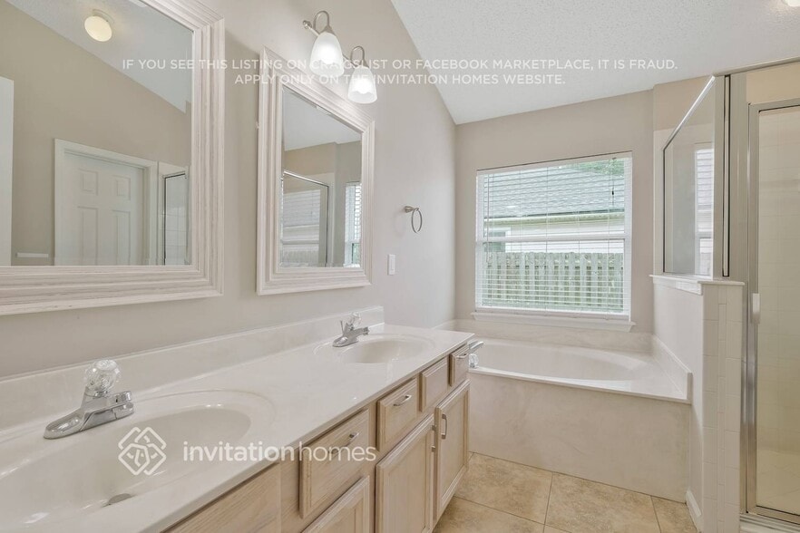 Building Photo - 1800 Northglen Cir