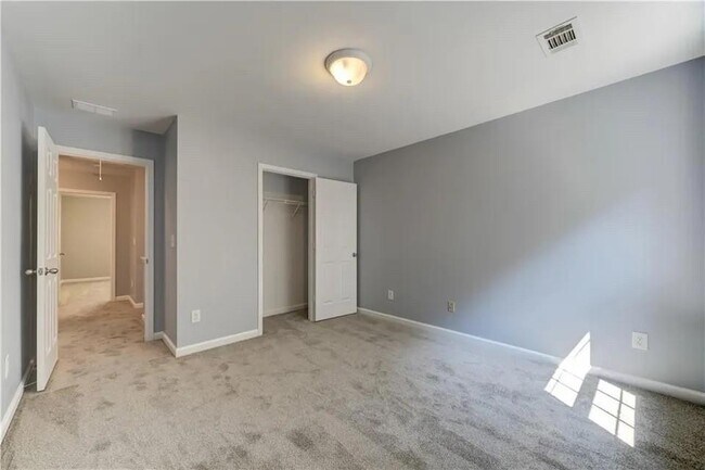 Building Photo - 2820 Mayfair Dr