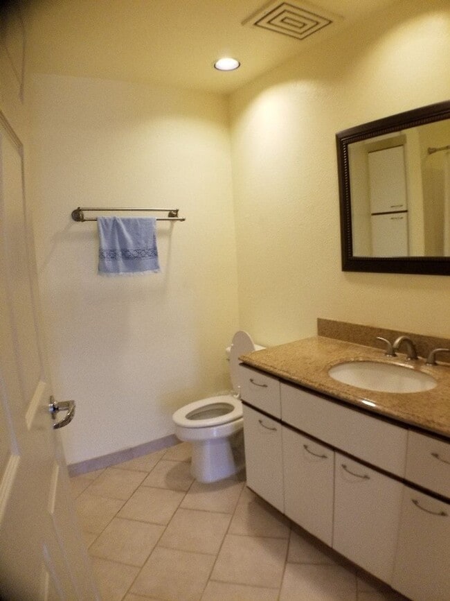 Building Photo - 2 Bedrooms, 2 Baths, 2 Parking at Kekuilan...