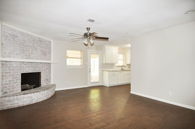 Building Photo - Beautiful spacious home in Hurst!