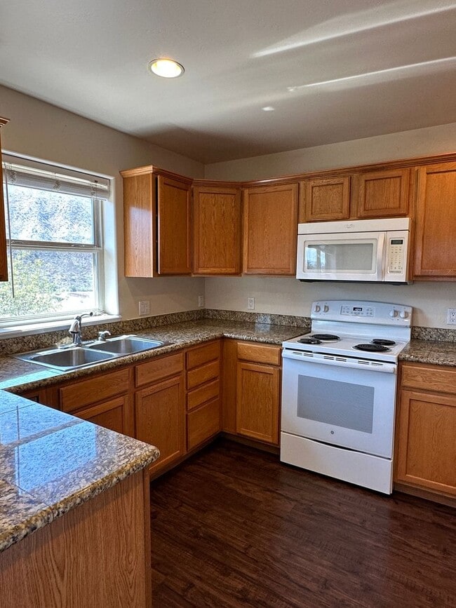 Building Photo - Three Bedroom Two and One Half Bath Duplex...