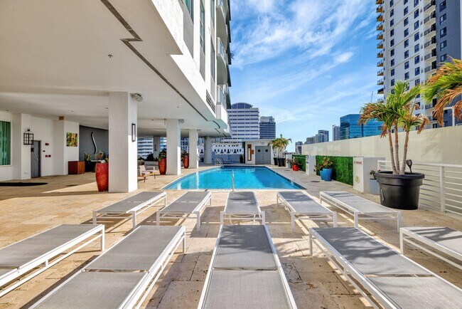 Building Photo - 315 NE 3rd Ave