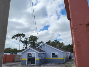 Building Photo - 1048 N US Hwy 17 92