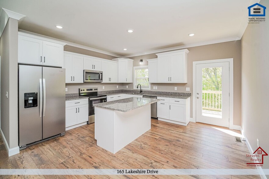 Building Photo - 165 Lakeshire Dr