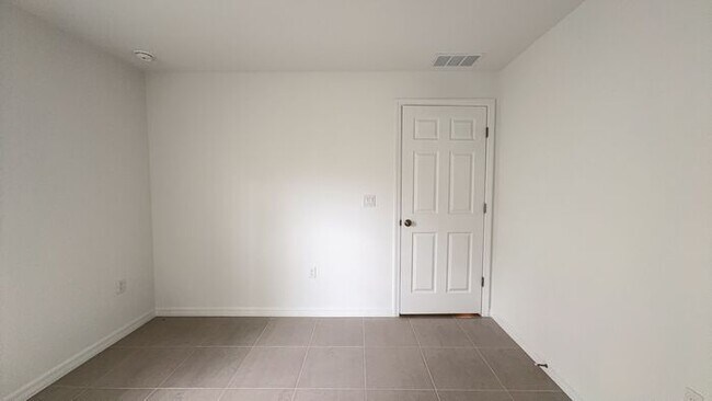 Building Photo - new 4BR duplex