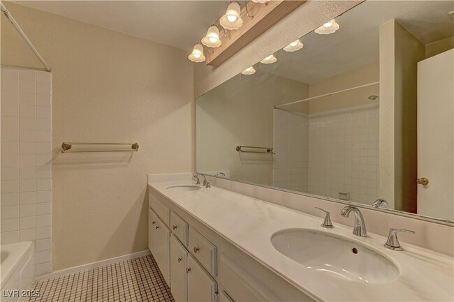 Building Photo - 6270 W Arcadia Ave