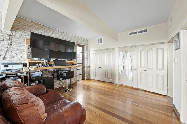 Building Photo - 8517 Grandview Dr