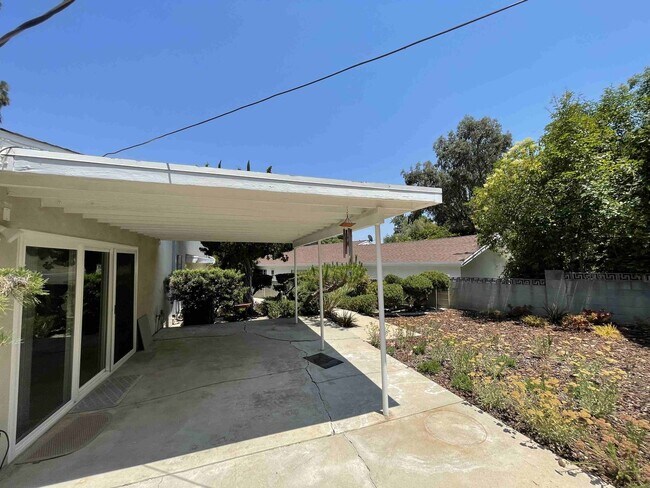 Building Photo - SOUTH OF THE BLVD. HOME IN WOODLAND HILLS!