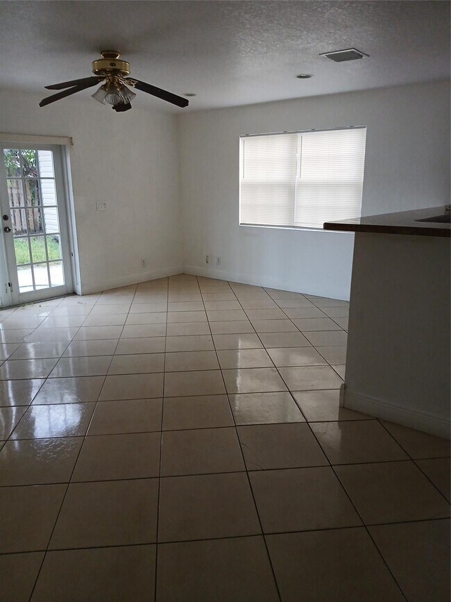 Building Photo - 514 NW 3rd Ave