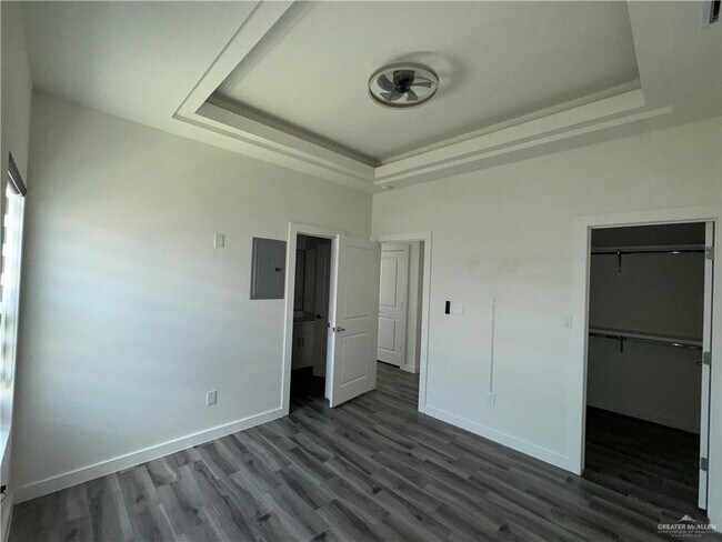 Building Photo - 11 E Iris Ave