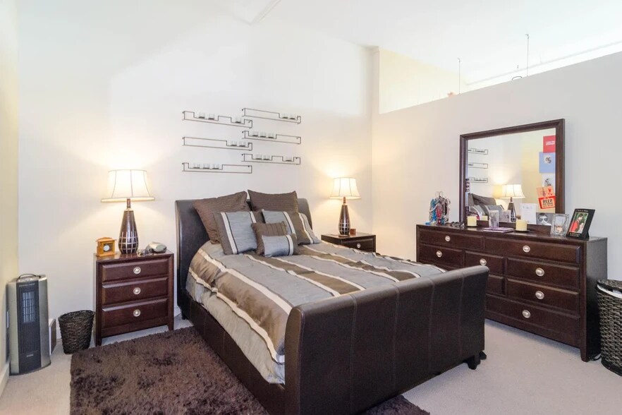 Building Photo - 1224 W Van Buren St