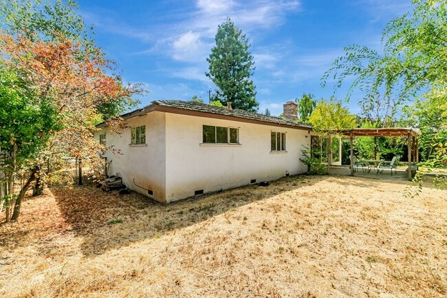 Building Photo - Classic Ranch Style Home in Top School Dis...