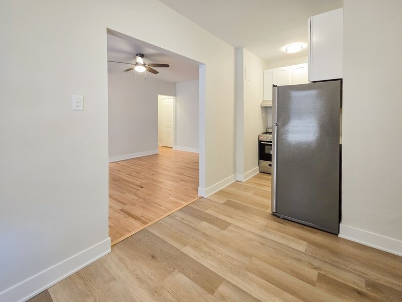 Building Photo - 623 W Briar Pl