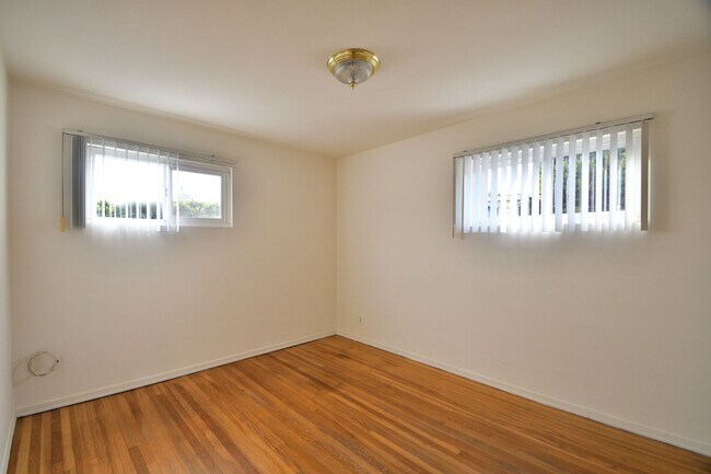 Building Photo - t864