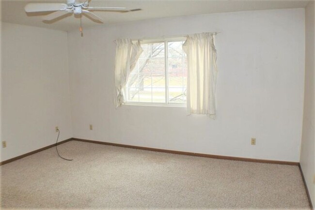 Building Photo - $1,095 | 2 Bedroom, 1 Bathroom 3rd Floor C...