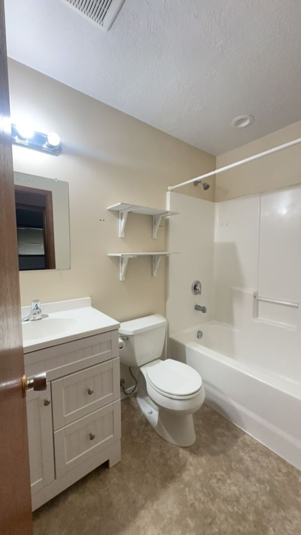 Building Photo - Charming 3BR/2.5BA Home with Fenced Yard in NE Madras - PENDING APPLICATION