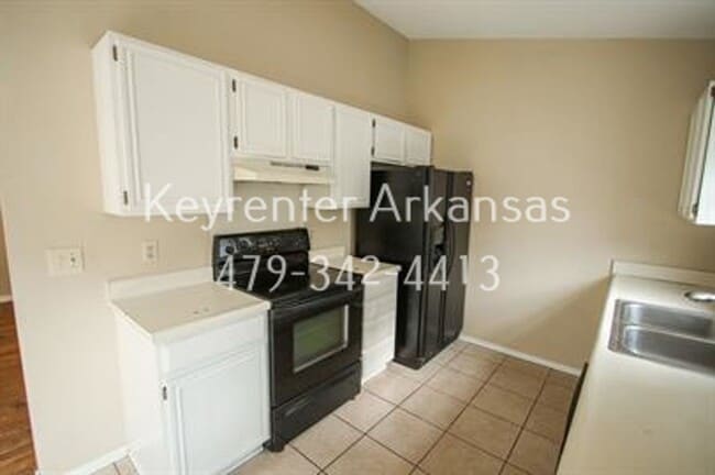 Building Photo - 736 W Poplar St