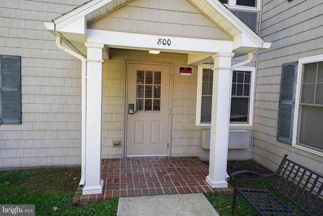 Building Photo - 800 Travers St