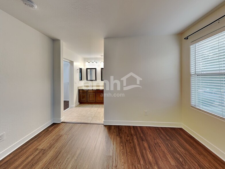 Building Photo - 10124 E Isleta Ave