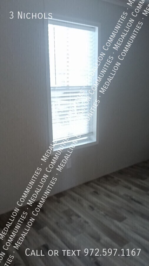 Building Photo - 3 Nichols-