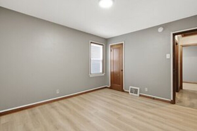 Building Photo - 3 Bed / 1 Bath | Ferguson, MO | $1,220/mo