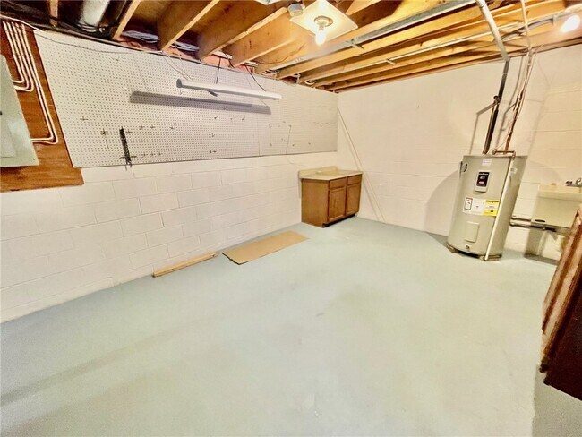 Building Photo - 48 Colonial Cir
