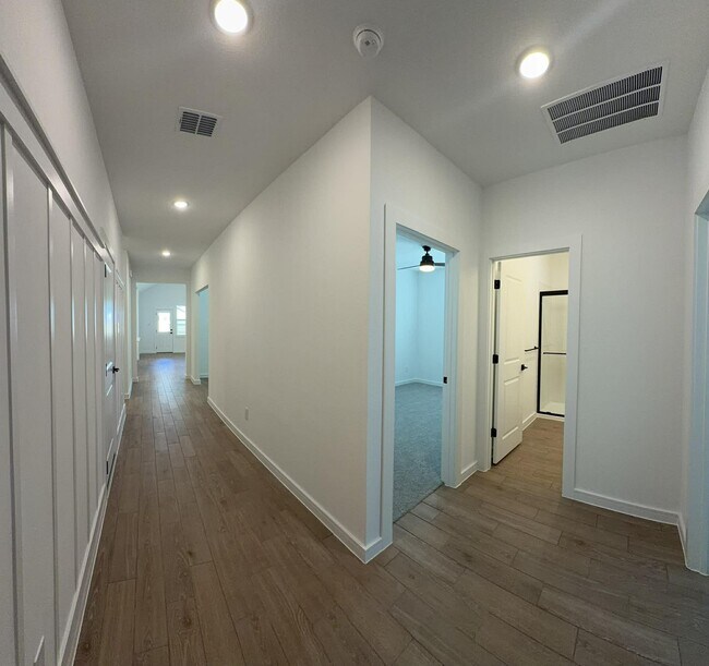 Building Photo - 4819 Legends Bay Dr