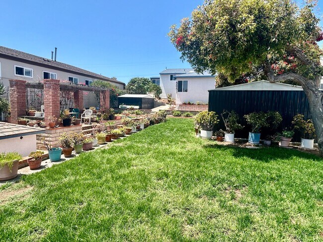 Building Photo - Charming 2 Bed / 2 Bath Coastal Retreat with Ocean Views in Ocean Beach