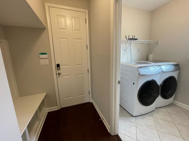 Building Photo - College Crossing beautiful home!