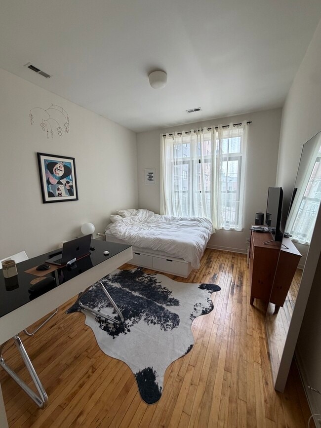 Building Photo - 1270 N Milwaukee Ave