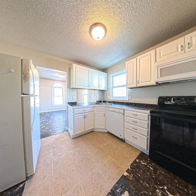 Building Photo - Spacious 2 Bedroom 2 Bath Home