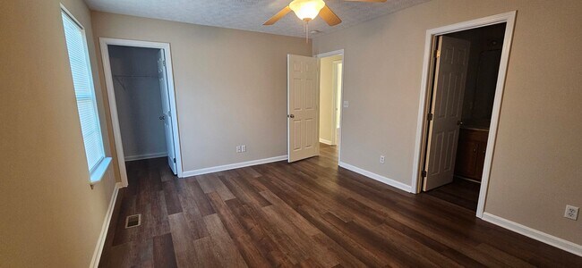 Building Photo - 142 Wooded Oak Ct