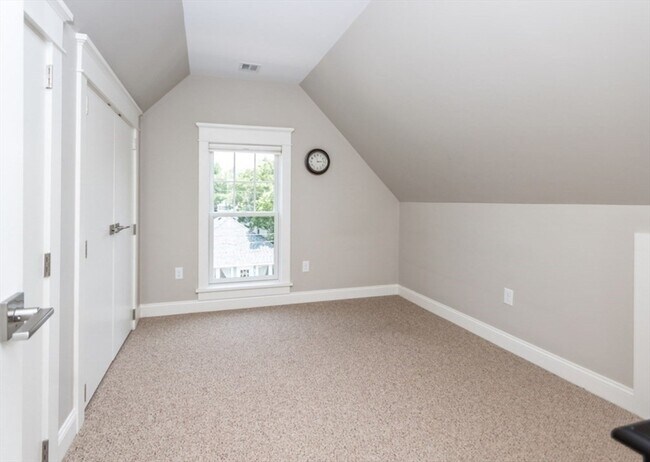 Building Photo - 7 Floral Ave