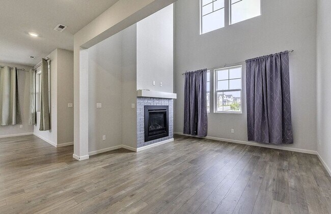 Building Photo - Discover the Charm of This Elegant North P...