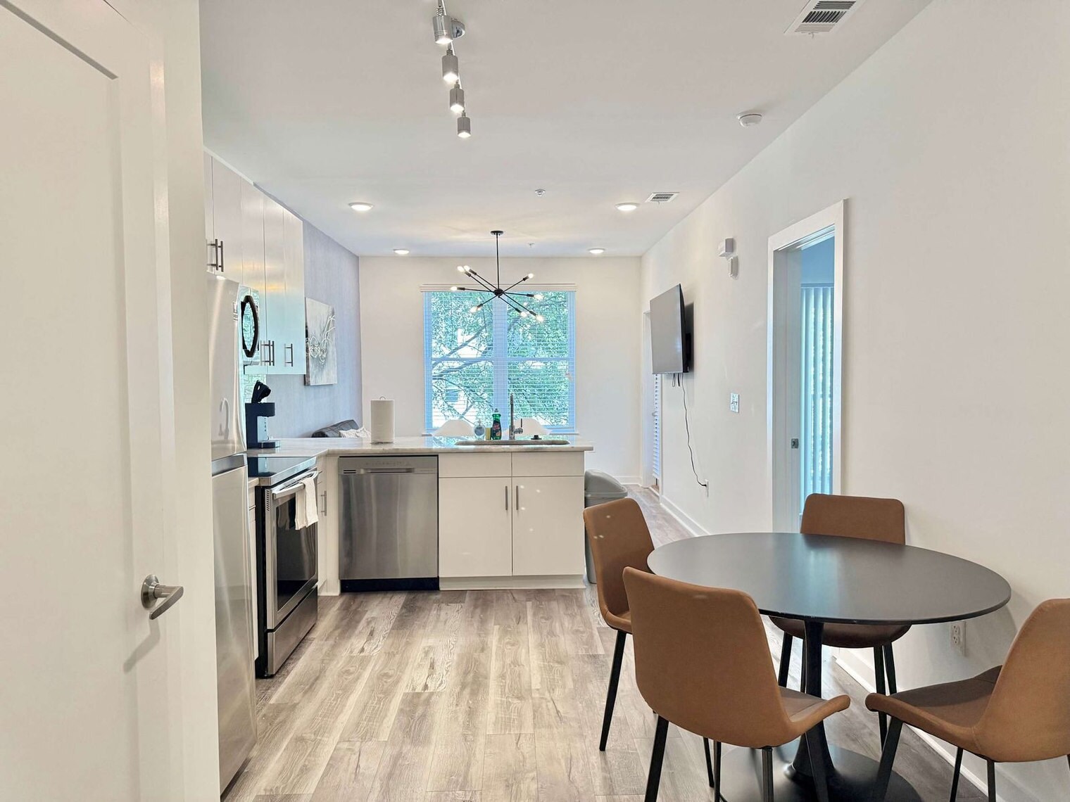 Building Photo - 525 Parkway Dr NE