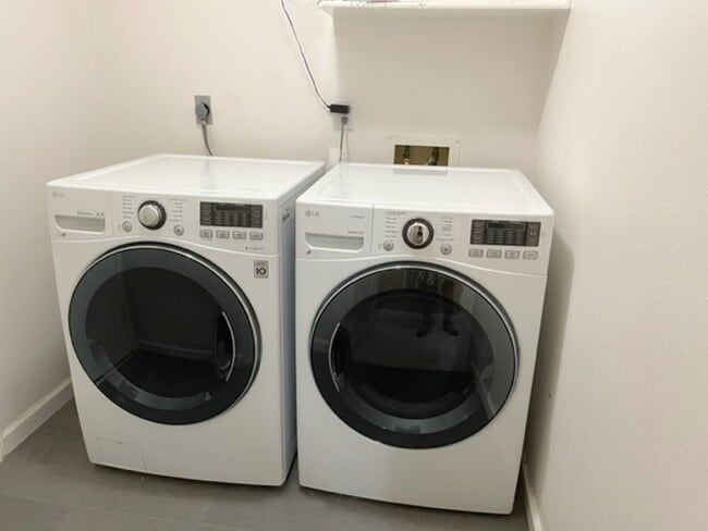 Building Photo - 7114 Glen Rosa Dr