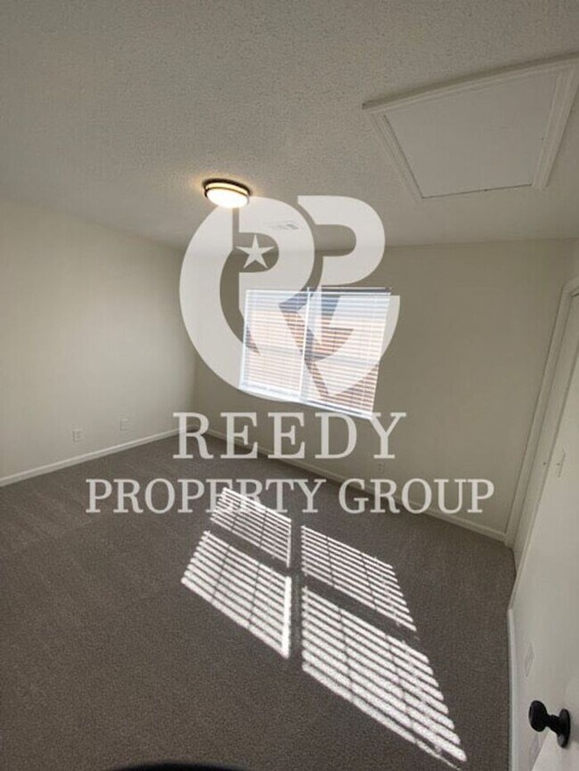 Building Photo - NEWLY UPDATED!! 2 Bedroom 1 Bathroom Townhome