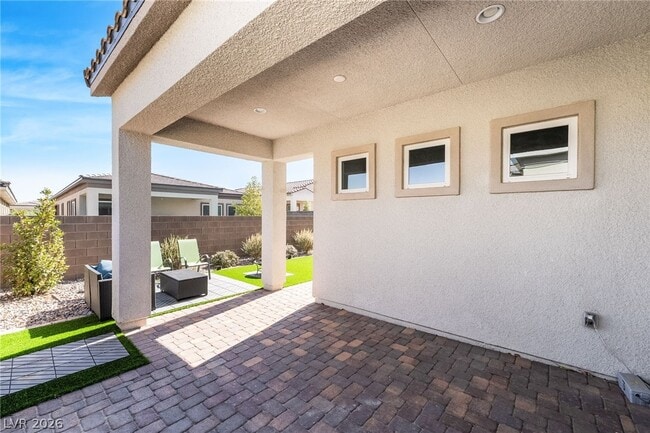 Building Photo - 110 Ibiza Lk Dr