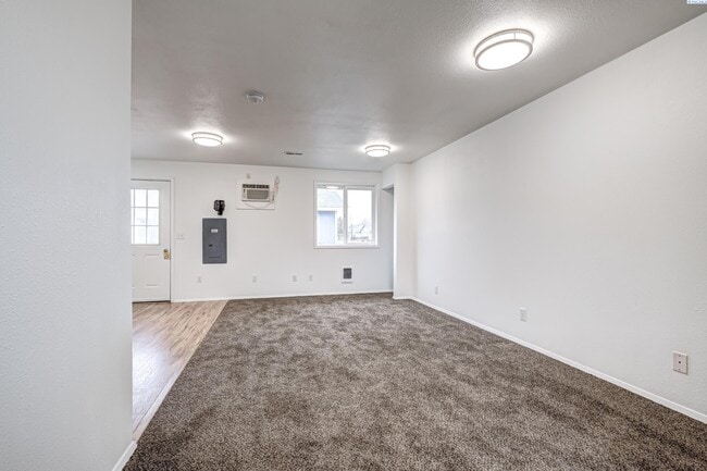 Building Photo - Nice Home, Yard care Included