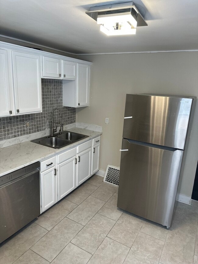 Building Photo - 554 W Station St