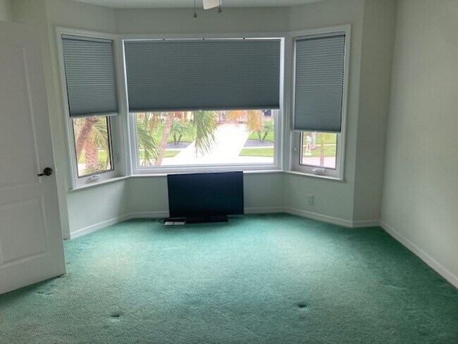 Building Photo - Family Friendly water front 3 Bedroom 3 bath Home with dock & lift -unfurnished-Available NOW