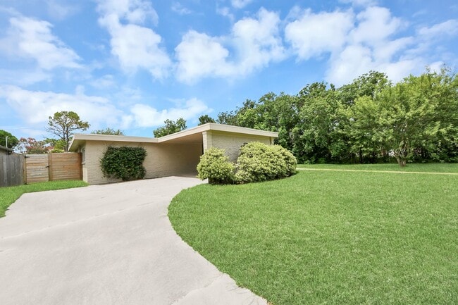Building Photo - 4011 Ebbtide Dr