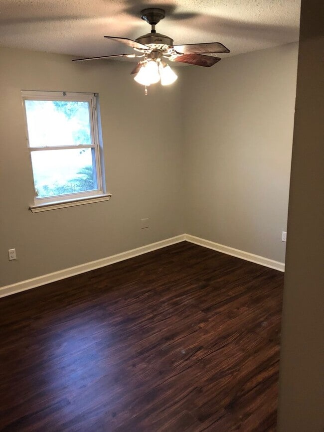 Building Photo - 3BR 2BA Jason Dr. Denham Springs